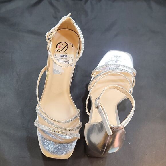 BRAND NEW DELICIOUS STRAP STUDDED EMBELLISHMENTS PLATFORM SANDAL - Picture 4 of 14